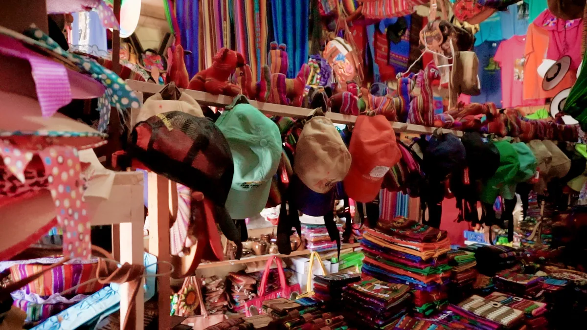 TIENDA DE ARTESANÍAS TÍPICAS JAVIER